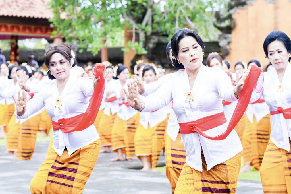TP PKK Badung Pentaskan Rejang Giri Putri Secara Kolosal di Pura Lingga Bhuwana